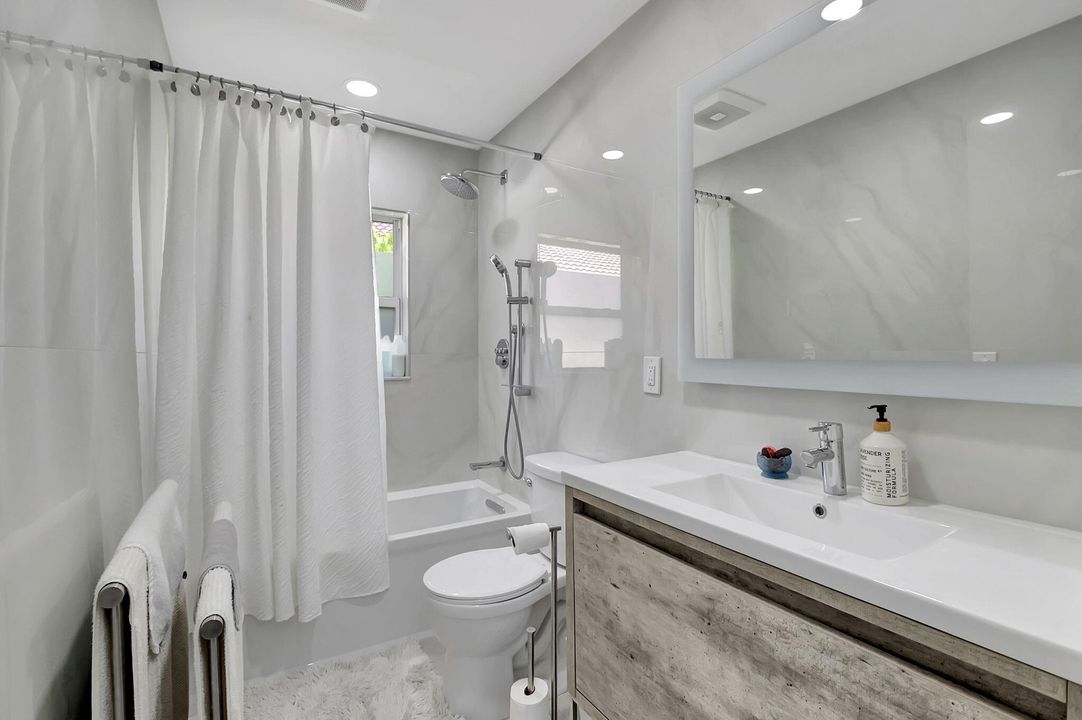 Active With Contract: $3,999 (3 beds, 2 baths, 1622 Square Feet)