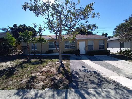 Recently Sold: $300,000 (4 beds, 2 baths, 1232 Square Feet)