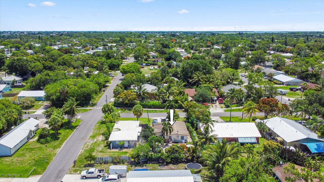 Active With Contract: $265,000 (2 beds, 1 baths, 1082 Square Feet)