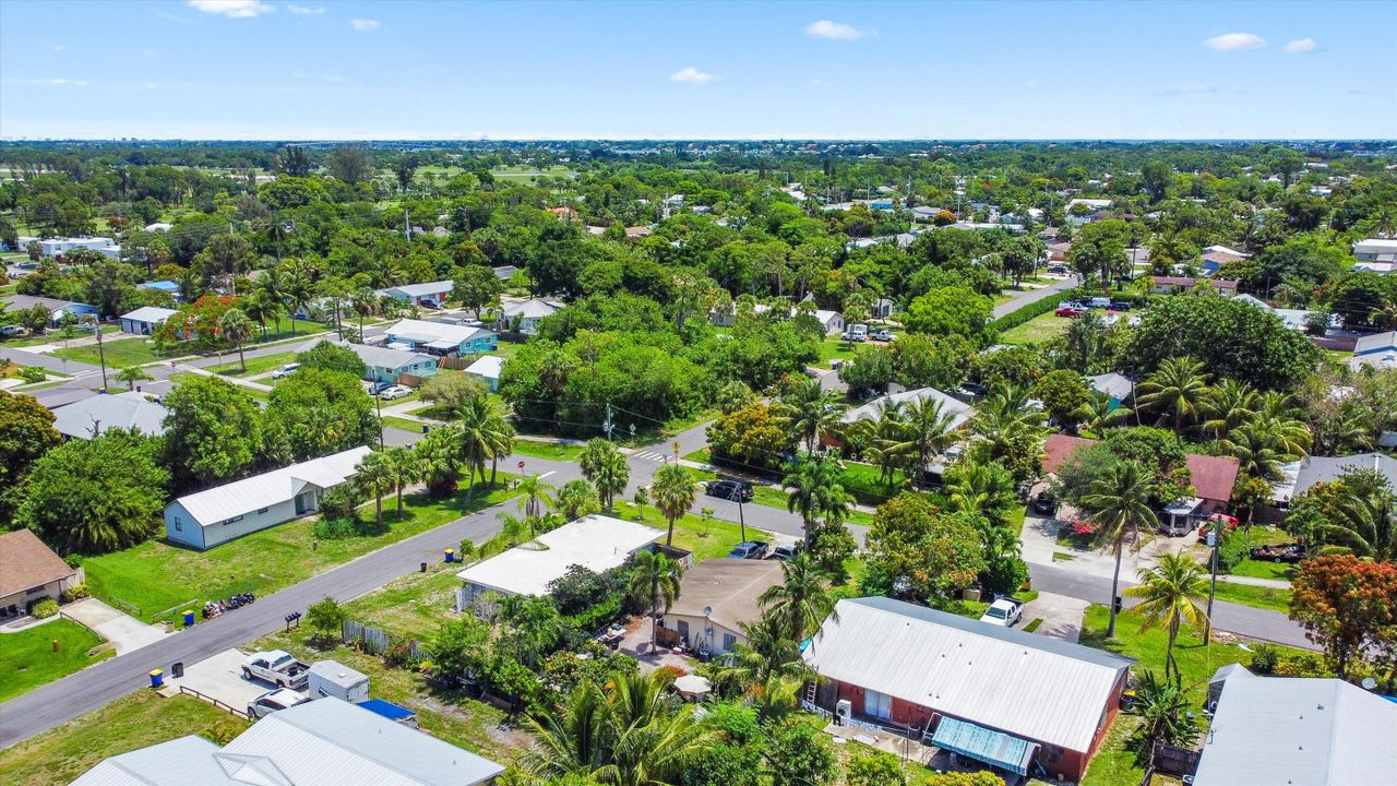 Active With Contract: $265,000 (2 beds, 1 baths, 1082 Square Feet)