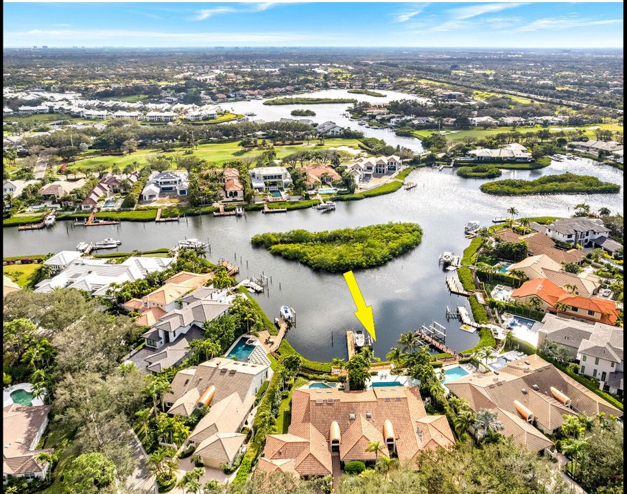 Под контрактом: $6,250,000 (4 спален, 4 ванн, 3230 Квадратных фут)