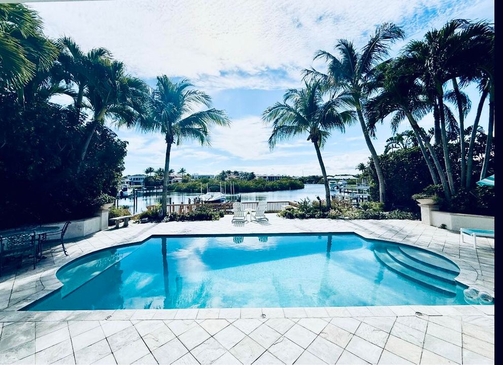 Под контрактом: $6,250,000 (4 спален, 4 ванн, 3230 Квадратных фут)