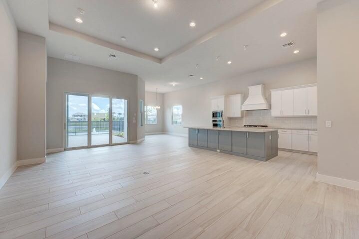 Activo con contrato: $4,800 (3 camas, 2 baños, 2403 Pies cuadrados)