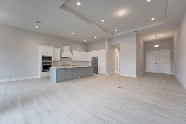 Activo con contrato: $4,800 (3 camas, 2 baños, 2403 Pies cuadrados)