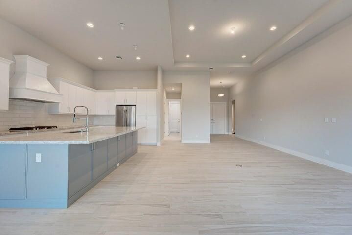 Activo con contrato: $4,800 (3 camas, 2 baños, 2403 Pies cuadrados)