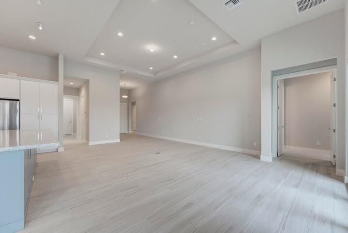 Activo con contrato: $4,800 (3 camas, 2 baños, 2403 Pies cuadrados)