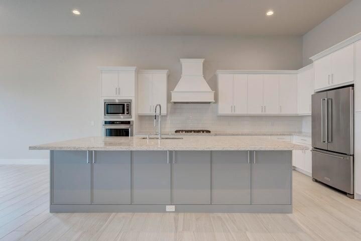 Activo con contrato: $4,800 (3 camas, 2 baños, 2403 Pies cuadrados)