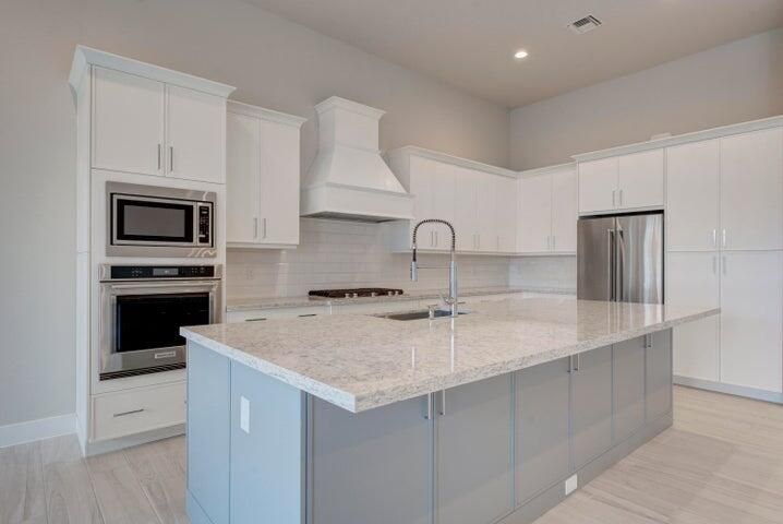 Activo con contrato: $4,800 (3 camas, 2 baños, 2403 Pies cuadrados)