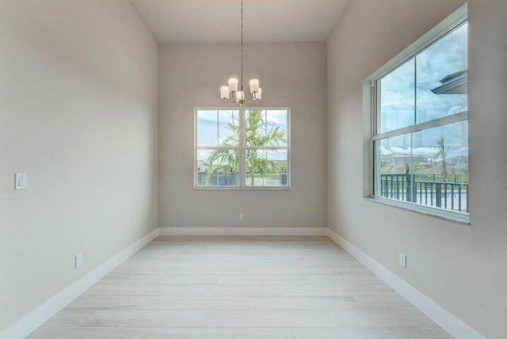 Activo con contrato: $4,800 (3 camas, 2 baños, 2403 Pies cuadrados)