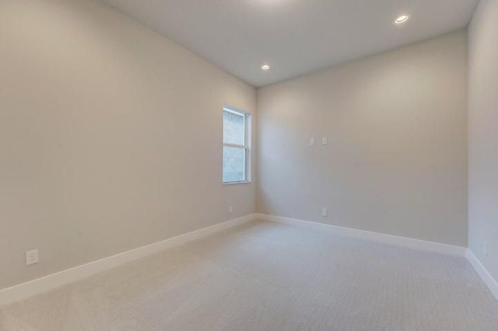 Activo con contrato: $4,800 (3 camas, 2 baños, 2403 Pies cuadrados)