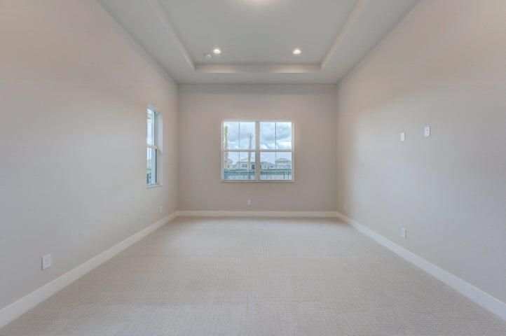 Activo con contrato: $4,800 (3 camas, 2 baños, 2403 Pies cuadrados)