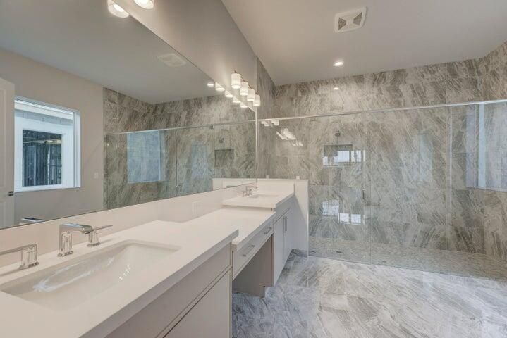 Activo con contrato: $4,800 (3 camas, 2 baños, 2403 Pies cuadrados)