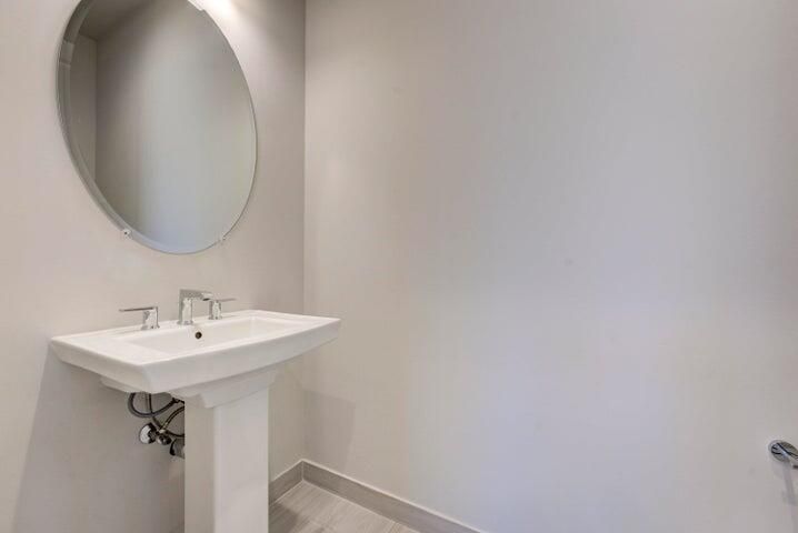 Activo con contrato: $4,800 (3 camas, 2 baños, 2403 Pies cuadrados)