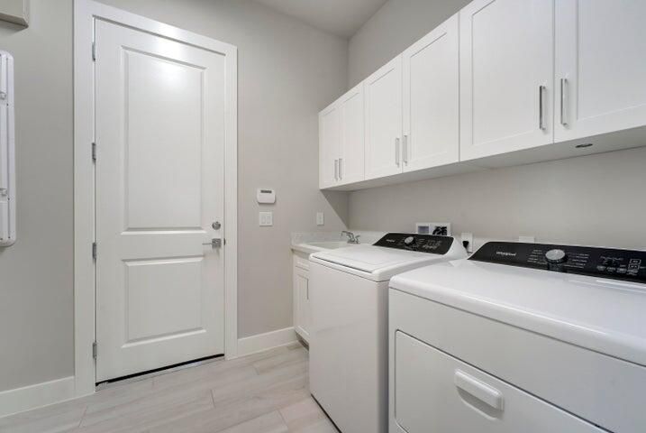 Activo con contrato: $4,800 (3 camas, 2 baños, 2403 Pies cuadrados)