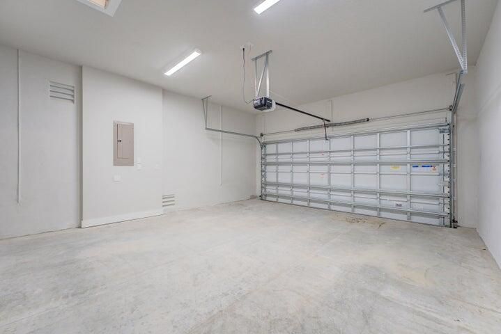 Activo con contrato: $4,800 (3 camas, 2 baños, 2403 Pies cuadrados)