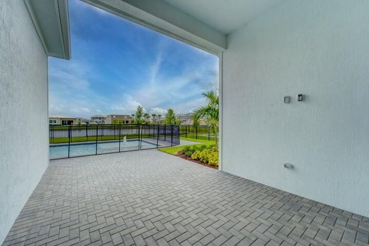 Activo con contrato: $4,800 (3 camas, 2 baños, 2403 Pies cuadrados)