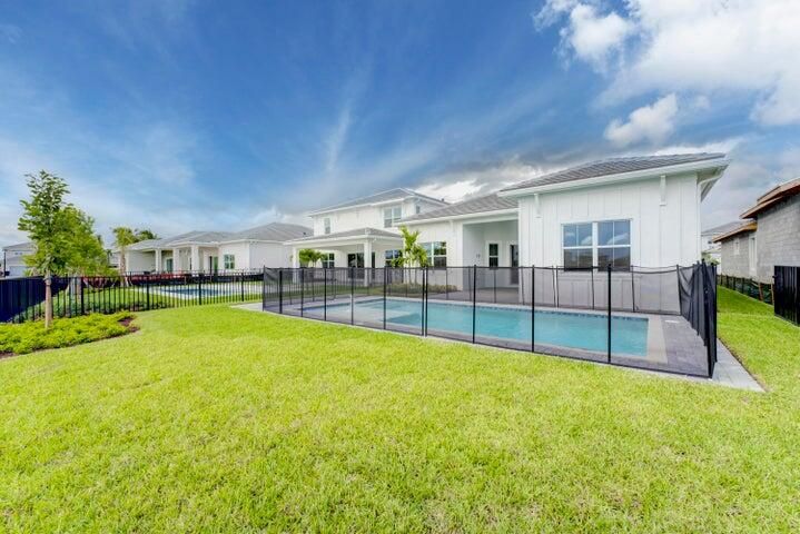 Activo con contrato: $4,800 (3 camas, 2 baños, 2403 Pies cuadrados)