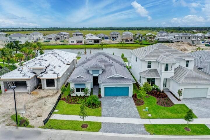 Activo con contrato: $4,800 (3 camas, 2 baños, 2403 Pies cuadrados)