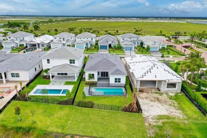 Activo con contrato: $4,800 (3 camas, 2 baños, 2403 Pies cuadrados)