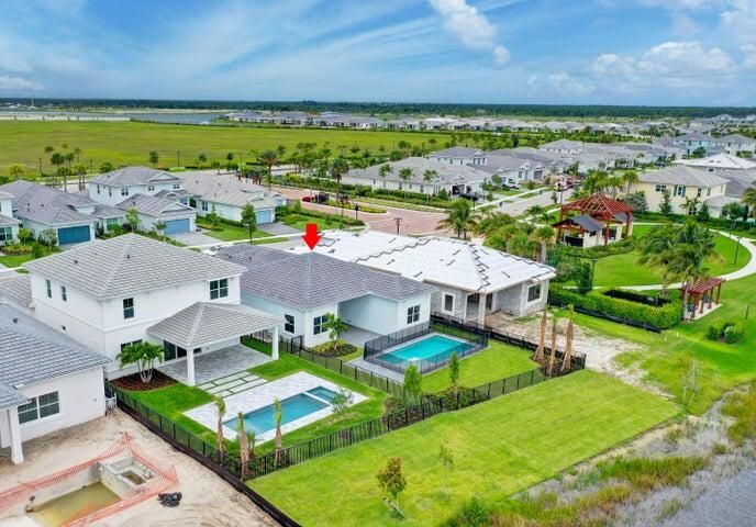 Activo con contrato: $4,800 (3 camas, 2 baños, 2403 Pies cuadrados)