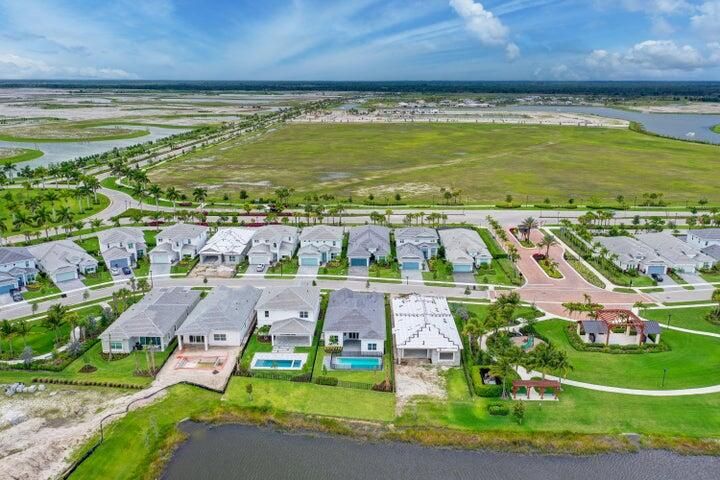 Activo con contrato: $4,800 (3 camas, 2 baños, 2403 Pies cuadrados)