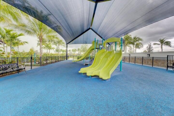 Activo con contrato: $4,800 (3 camas, 2 baños, 2403 Pies cuadrados)