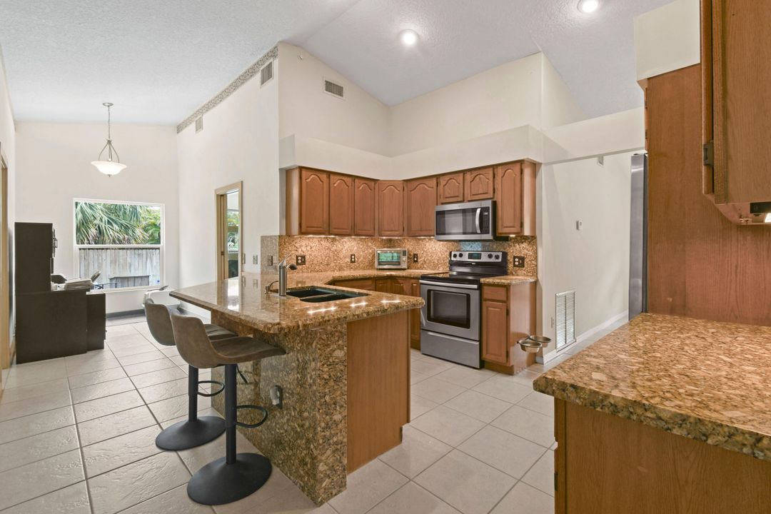 Под контрактом: $749,900 (5 спален, 2 ванн, 2492 Квадратных фут)