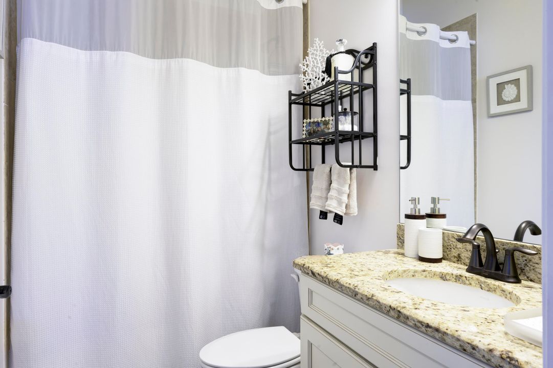 合同活跃: $599,000 (4 贝兹, 2 浴室, 1819 平方英尺)