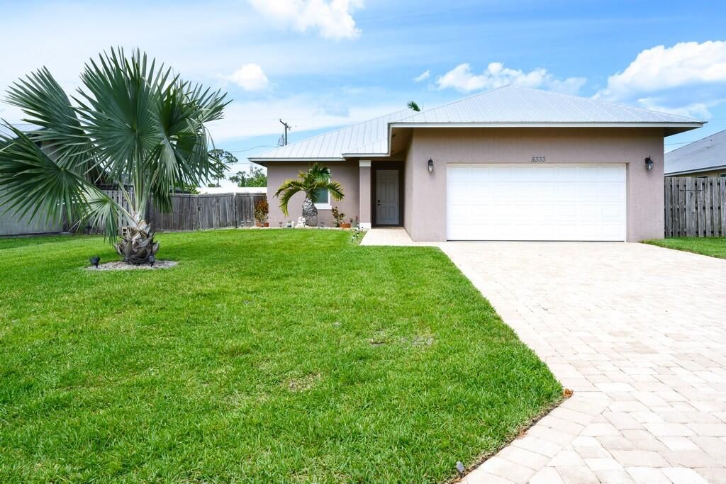 合同活跃: $599,000 (4 贝兹, 2 浴室, 1819 平方英尺)