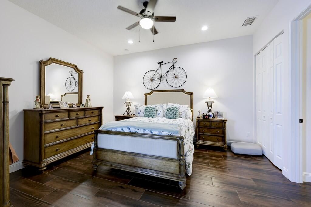 合同活跃: $599,000 (4 贝兹, 2 浴室, 1819 平方英尺)