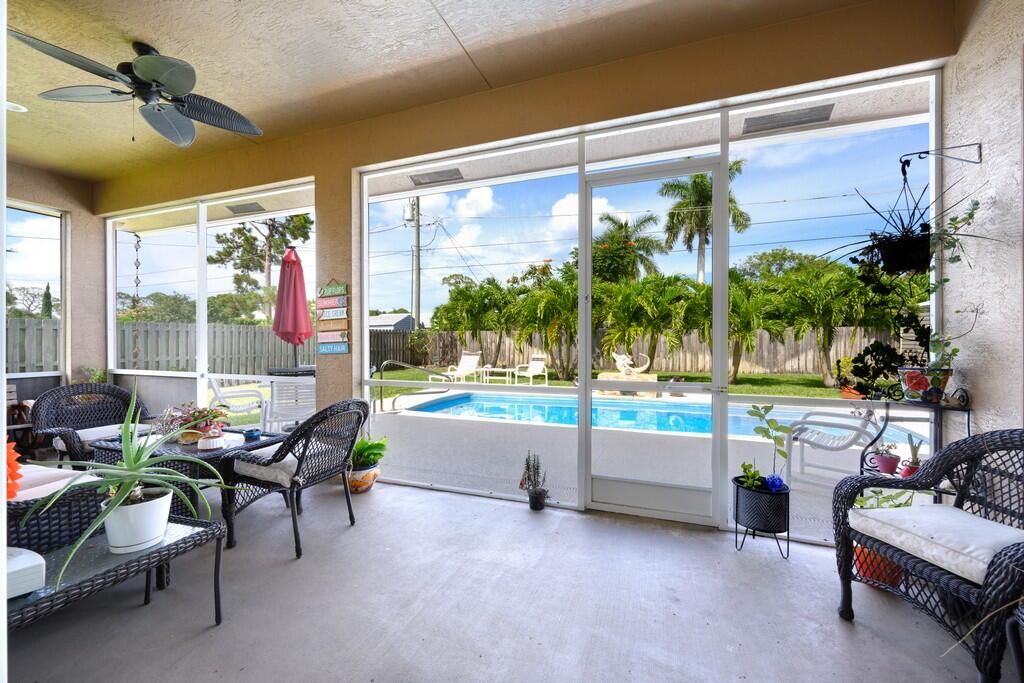 合同活跃: $599,000 (4 贝兹, 2 浴室, 1819 平方英尺)