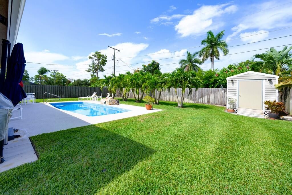 合同活跃: $599,000 (4 贝兹, 2 浴室, 1819 平方英尺)