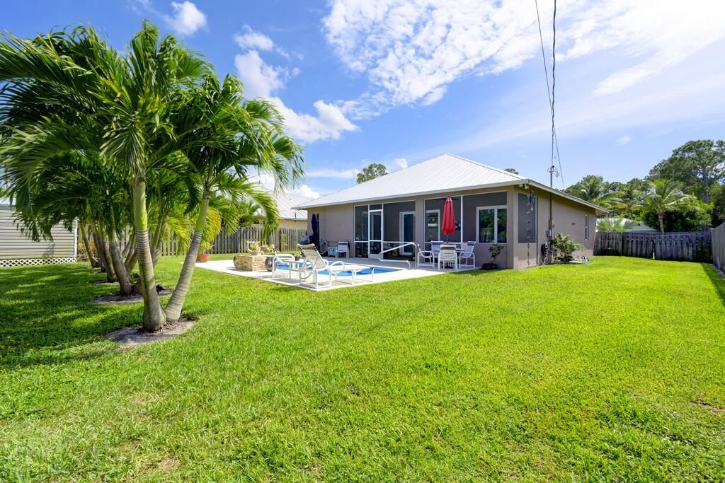 合同活跃: $599,000 (4 贝兹, 2 浴室, 1819 平方英尺)