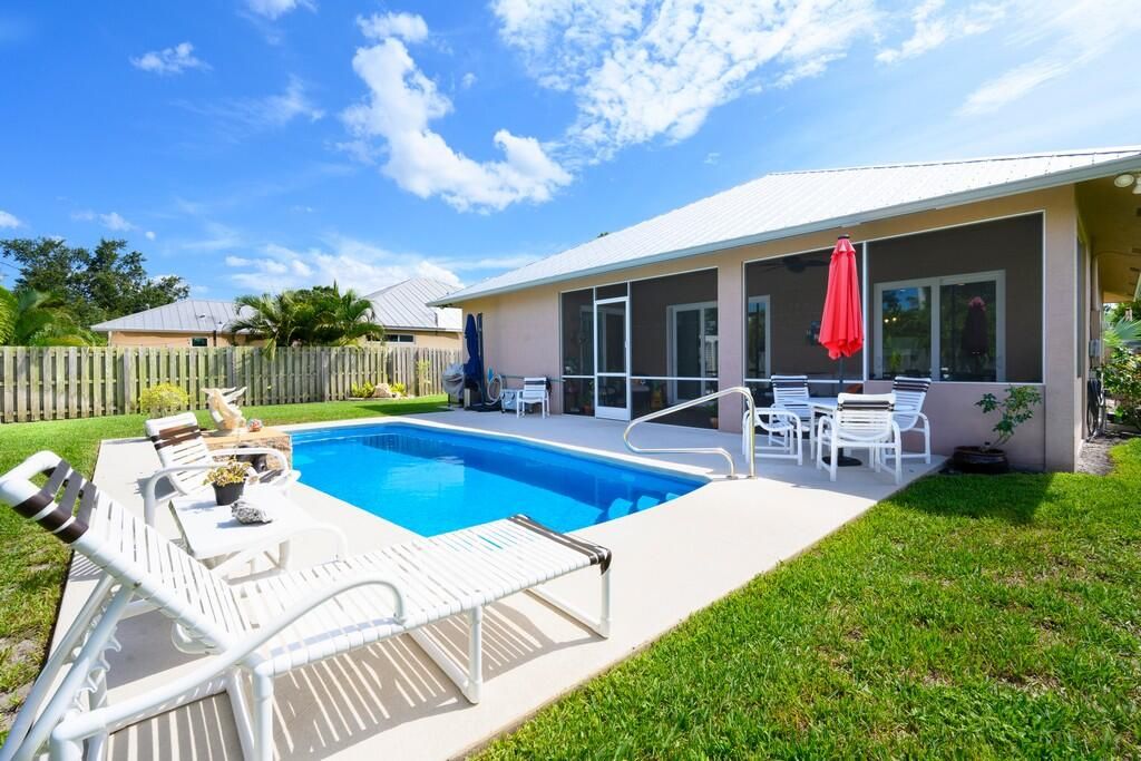 合同活跃: $599,000 (4 贝兹, 2 浴室, 1819 平方英尺)