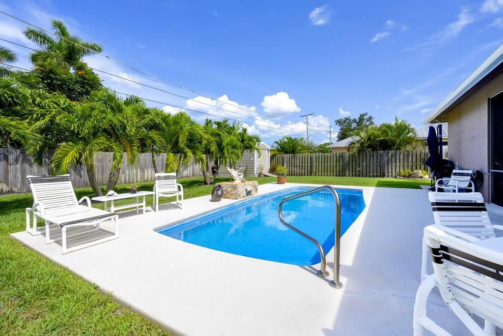 合同活跃: $599,000 (4 贝兹, 2 浴室, 1819 平方英尺)