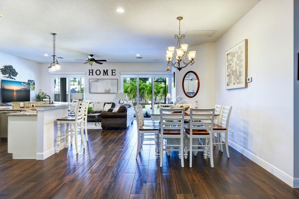 合同活跃: $599,000 (4 贝兹, 2 浴室, 1819 平方英尺)