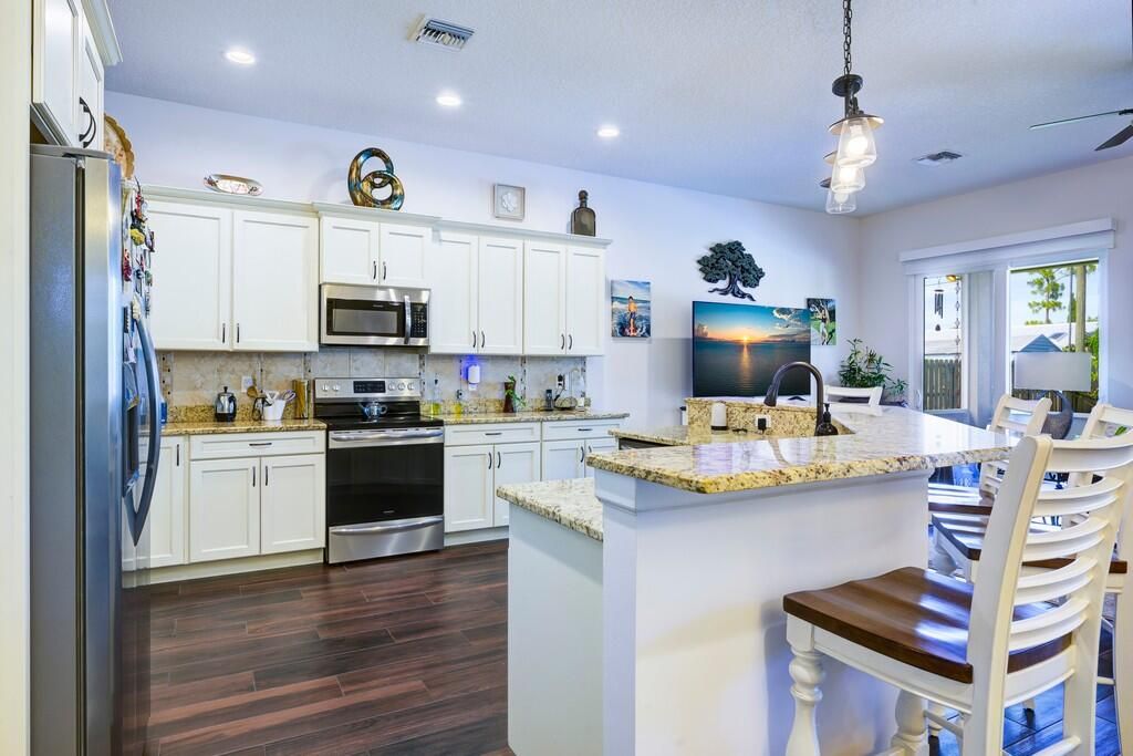 合同活跃: $599,000 (4 贝兹, 2 浴室, 1819 平方英尺)