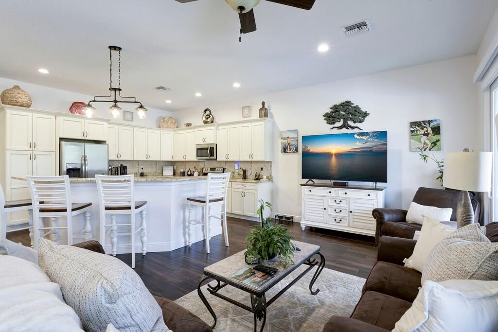 合同活跃: $599,000 (4 贝兹, 2 浴室, 1819 平方英尺)