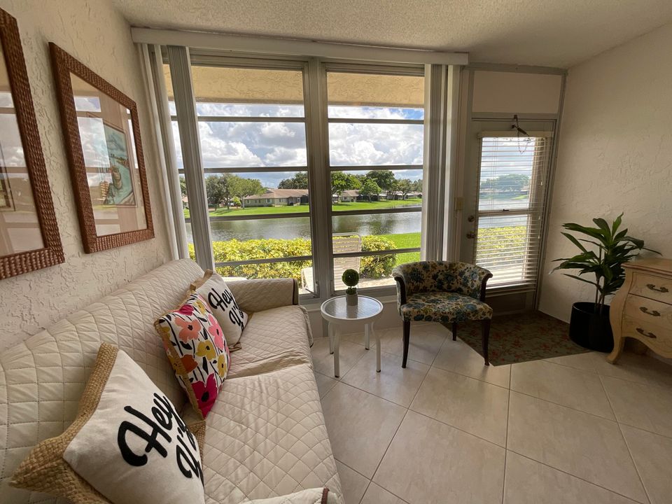 合同活跃: $2,550 (2 贝兹, 2 浴室, 863 平方英尺)