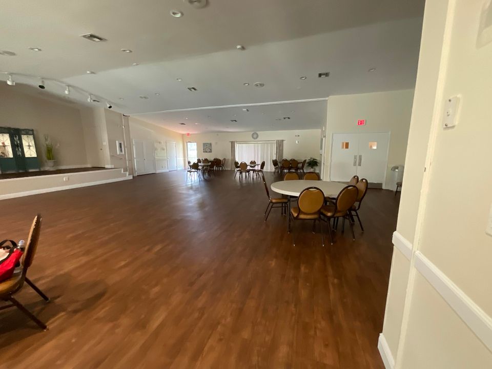 合同活跃: $2,550 (2 贝兹, 2 浴室, 863 平方英尺)