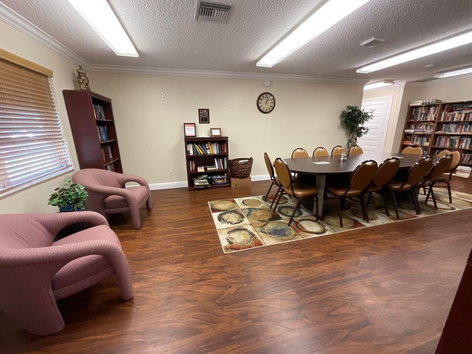 合同活跃: $2,550 (2 贝兹, 2 浴室, 863 平方英尺)