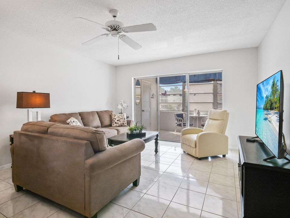 待售: $89,900 (1 贝兹, 1 浴室, 696 平方英尺)