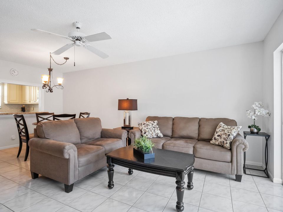 待售: $89,900 (1 贝兹, 1 浴室, 696 平方英尺)