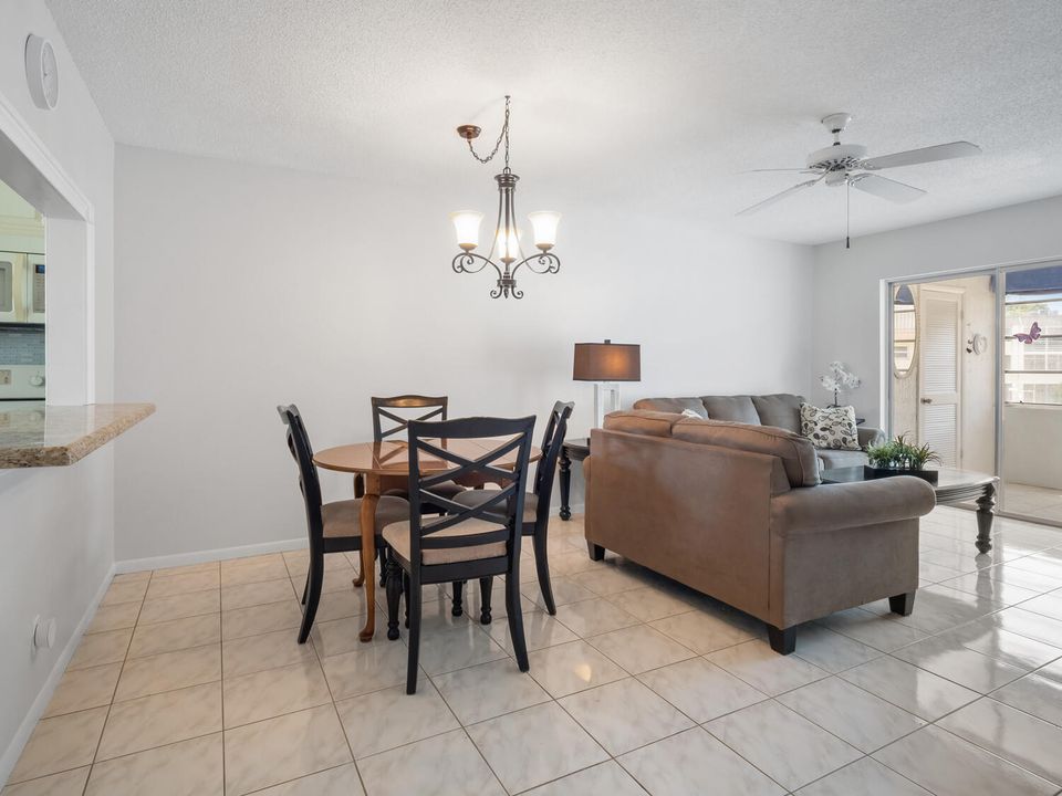 待售: $89,900 (1 贝兹, 1 浴室, 696 平方英尺)