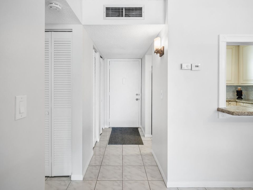 待售: $89,900 (1 贝兹, 1 浴室, 696 平方英尺)