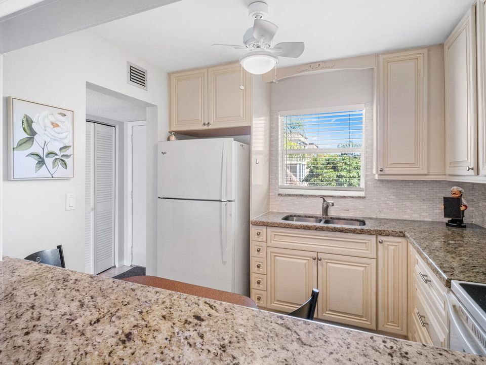 待售: $89,900 (1 贝兹, 1 浴室, 696 平方英尺)