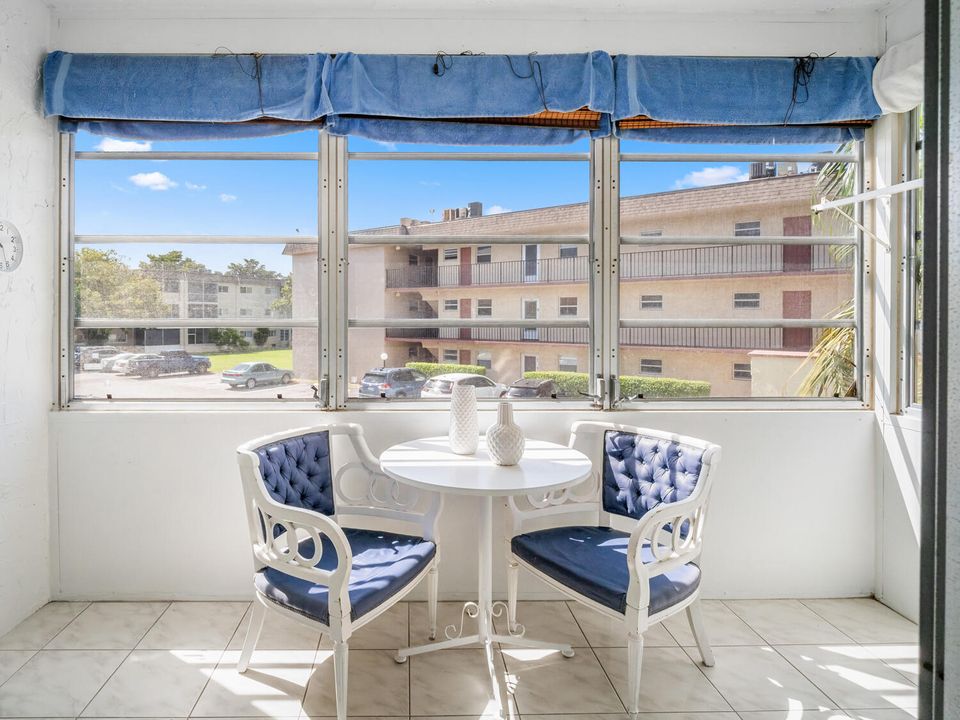 待售: $89,900 (1 贝兹, 1 浴室, 696 平方英尺)