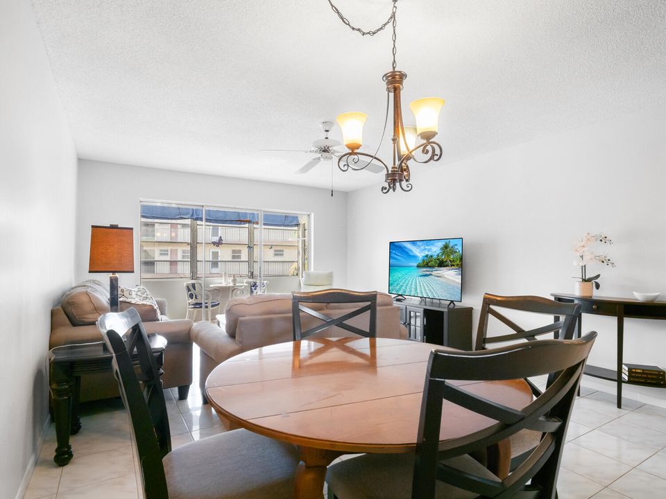 待售: $89,900 (1 贝兹, 1 浴室, 696 平方英尺)