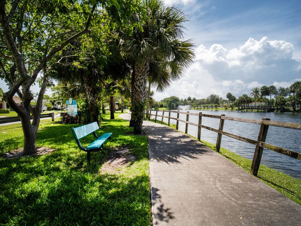 待售: $89,900 (1 贝兹, 1 浴室, 696 平方英尺)