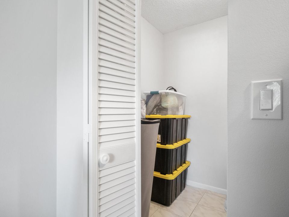 待售: $89,900 (1 贝兹, 1 浴室, 696 平方英尺)